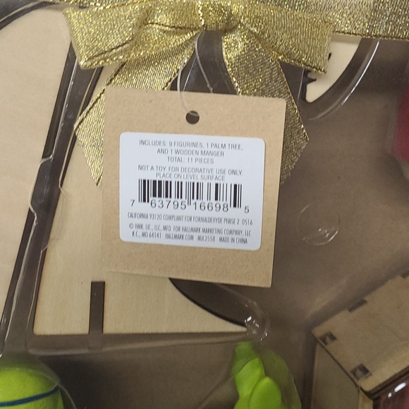 Hallmark wooden nativity set NWT - Picture 3 of 7